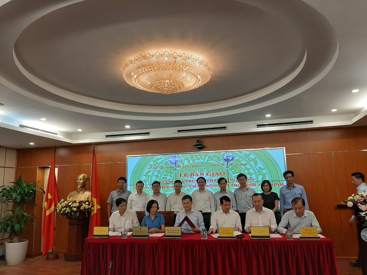 Tập đoàn VNPT hỗ trợ kinh phí lắp đặt 200 cụm loa truyền thanh tại Tây Ninh trong công tác tuyên truyền phòng, chống dịch Covid-19 Tập đoàn VNPT hỗ trợ kinh phí lắp đặt 200 cụm loa truyền thanh tại Tây Ninh trong công tác tuyên truyền phòng, chống dịch Covid-19